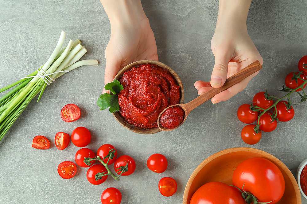 Koncentrat Pomidorowy jest doskonałym źródłem wielu cennych składników odżywczych, takich jak potas, sód, błonnik, kwas foliowy, magnez.